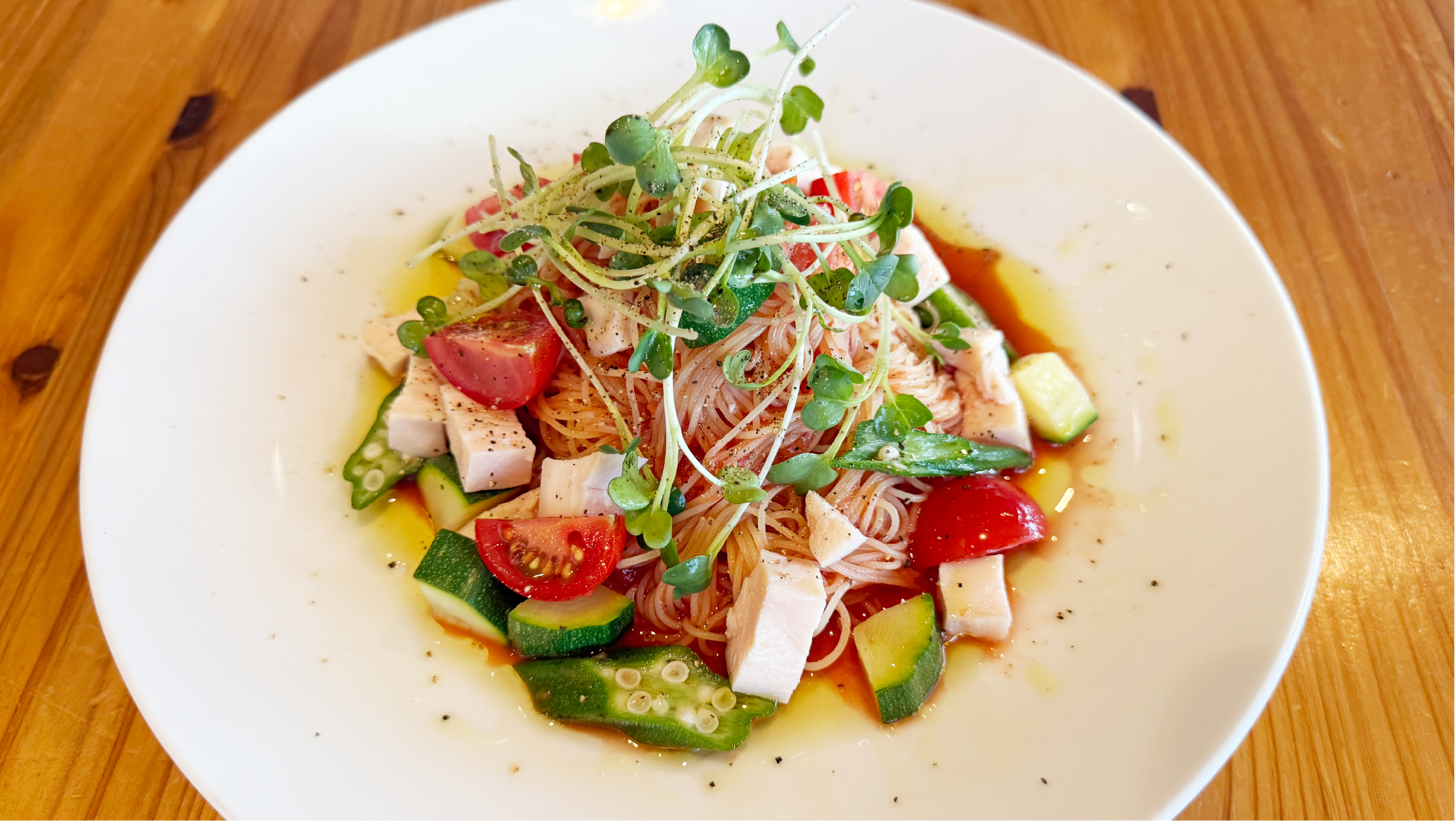 夏野菜と鶏むね肉の冷製パスタ